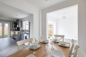 Lovely family home - Sleeps 6 with free parking