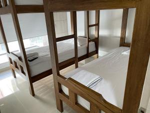 מיטה או מיטות קומותיים בחדר ב-Casa de Playa frente al mar.