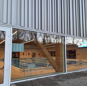 a reflection of a swimming pool in the window of a building at Zon, zee en ontspanning in Middelkerke