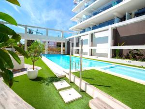 widok zewnętrzny domu z basenem w obiekcie Calpe Beach Sea View w mieście Calpe