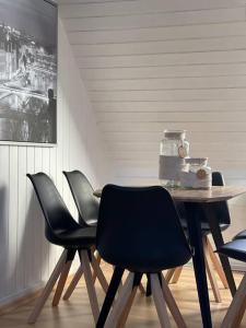 a dining room with a table and four chairs at Gemütliche, helle Wohnung in Paderborn in Paderborn +19 photos