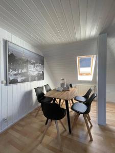 a dining room with a table and black chairs at Gemütliche, helle Wohnung in Paderborn in Paderborn