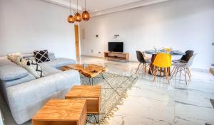 - un salon avec un canapé et une table dans l'établissement Petit Palace - splendide T3 - centre ville - 6PX, à Agadir