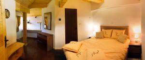 En eller flere senge i et værelse på Villa Mischa