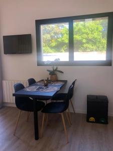 TV a/nebo společenská místnost v ubytování Charmante maisonnette avec terrasse à 100m de la plage