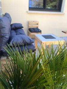 Posezení v ubytování Charmante maisonnette avec terrasse à 100m de la plage