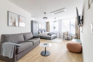 una sala de estar con un sofá y una mesa en Limehome Klagenfurt Karfreitstraße, en Klagenfurt