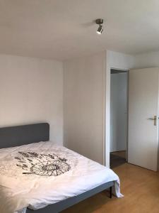 ARAKAZA- Bolbec- WIFI GRATUIT tesisinde bir odada yatak veya yataklar