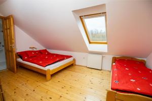 a small room with a bed and a window at NOBLE'S Panzió és Étterem in Nemesnép