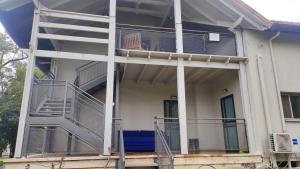 een trap aan de zijkant van een huis bij יערה בכפר קרוב לנחל in Bet Hillel