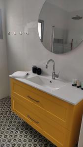 een badkamer met een wastafel en een spiegel bij יערה בכפר קרוב לנחל in Bet Hillel