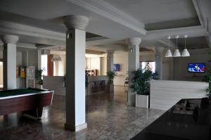 een grote kamer met een pooltafel en zuilen bij Manolya Hotel in Kyrenia