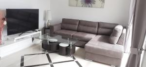 uma sala de estar com um sofá e uma televisão em Coral Bay Apartment - Prime Tourist Location em Coral Bay