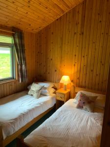 Tempat tidur dalam kamar di Milton Bay Luxury lodge wrapped in exceptional scenery