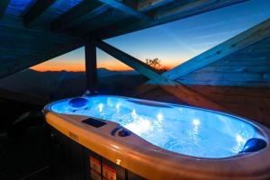 eine Badewanne mit Blick auf den Sonnenuntergang in der Unterkunft Hunting Tower Na Škaluc in Šentrupert