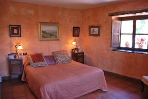 1 dormitorio con cama y ventana en La Casa de San Gil en Atienza