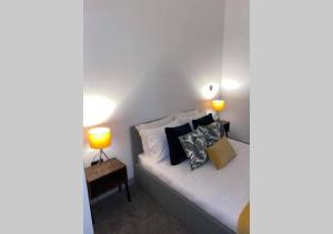 1 dormitorio con 1 cama con 2 lámparas en Doncaster City Centre Deluxe Whole Apartment sleeps 4 D19 en Doncaster
