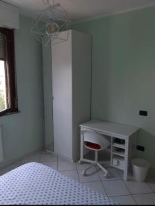 um quarto com uma secretária, uma cadeira e uma cama em Accogliente e spazioso appartamento a Cecina em Cecina