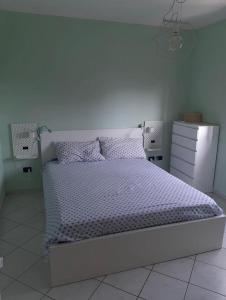 a bedroom with a large bed with a white bedspread at Accogliente e spazioso appartamento a Cecina in Cecina