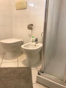 a bathroom with a toilet and a sink at Accogliente e spazioso appartamento a Cecina in Cecina