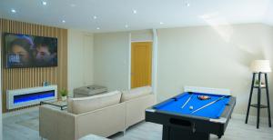 Una sala de estar con mesa de billar y televisión. en 1 Bed House - Sleeps 2 - Parking - Wifi, en Bradford