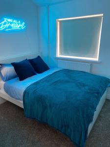 Кровать или кровати в номере Inviting 1-Bed House in Bradford