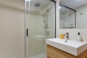 a white bathroom with a sink and a shower at APARTAMENTO A 200 M DEL PUERTO, bonanza 15 1C in Colonia Sant Jordi +21 photos