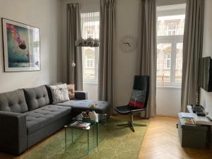 ウィーンにあるApartment Vienna Livingのリビングルーム(ソファ、椅子付)