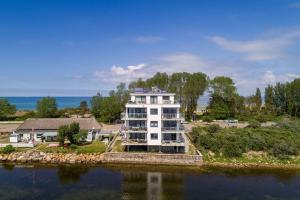 ein Apartmenthaus auf einer Insel im Wasser in der Unterkunft Apartmenthaus "Kiki", Wohnung "Traumbude" in Heiligenhafen