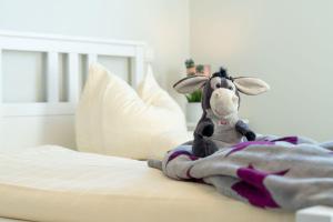 Ein Bett oder Betten in einem Zimmer der Unterkunft Apartmenthaus "Kiki", Wohnung "Traumbude"