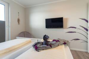 Ein Bett oder Betten in einem Zimmer der Unterkunft Apartmenthaus "Kiki", Wohnung "Traumbude"