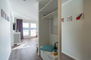 Zimmer mit einem Flur und einem Spiegel in der Unterkunft Apartmenthaus "Kiki", Wohnung "Traumbude" in Heiligenhafen