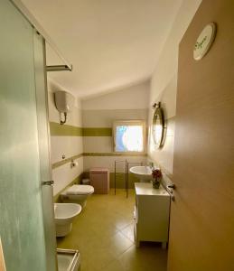 ein Badezimmer mit 2 WCs und 2 Waschbecken in der Unterkunft Mariposa in Telese