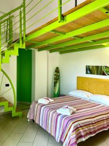 - une chambre avec un grand lit et un plafond vert dans l'établissement Mariposa, à Telese