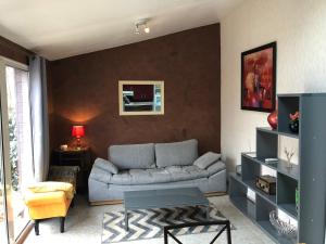 un soggiorno con un divano e un tavolo di Gites Le Patio34 a Lavérune