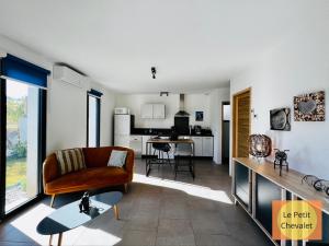 ein Wohnzimmer mit einem Sofa und einem Tisch in der Unterkunft LOGIS DES ROCHES - 3 VILLAS VUE EXCEPTIONNELLE - Le Petit Chevalet, Le Grand Sabouillon & la Villa Opaya in Buis-les-Baronnies