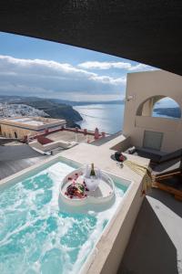 Piscina de la sau aproape de Caldera Cliff Illusion