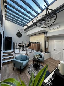 a living room with blue ceilings and a table and chairs at Entre Nous Le Du Bellay in Saumur