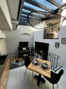 a dining room with a table and chairs at Entre Nous Le Du Bellay in Saumur