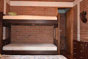 מיטה או מיטות קומותיים בחדר ב-Agradable casa de campo/ finca en el Carmen Valle
