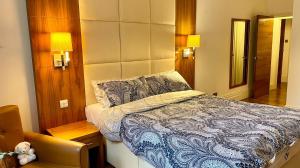 1 dormitorio pequeño con 1 cama y 1 silla en Sloane Square Apartments en Londres