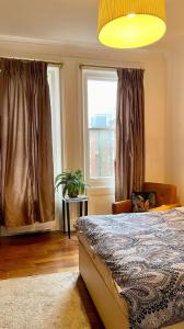 ロンドンにあるSloane Square Apartmentsのベッドルーム(ベッド1台、窓付)