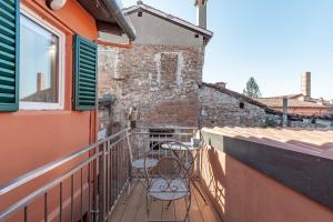 a balcony with two chairs and a brick building at Housmart Tovaglie 9 int 7 in Bologna