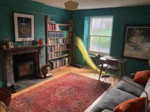 sala de estar con sofá y tobogán amarillo en Frizenham Farmhouse, en Little Torrington