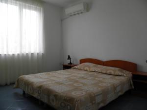una camera con letto e finestra di Family Hotel Maritime ad Ahtopol
