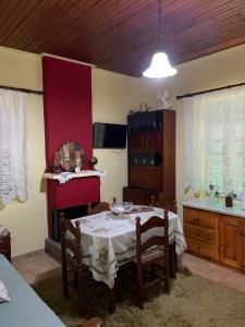 jadalnia ze stołem i krzesłami w pokoju w obiekcie Villa Lochia - Καλημέρι w mieście Elafopídima