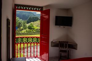 a room with a red door and a window with a view at El Edén hotel Campestre in Pensilvania