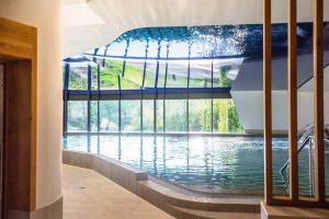 a room with a large window with water in it at La Ferme Des Pierrettes in Menneville
