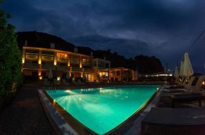 una piscina por la noche con un hotel en Casa Laios, en Chiliadou