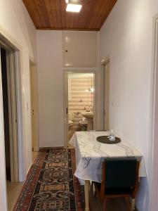 ein Esszimmer mit einem Tisch und einem Teppich in der Unterkunft Villa Lochia in Rámia